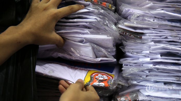 penjual-seragam-sekolah-menunggu-pembeli-di-pasar-jatinegara.jpg