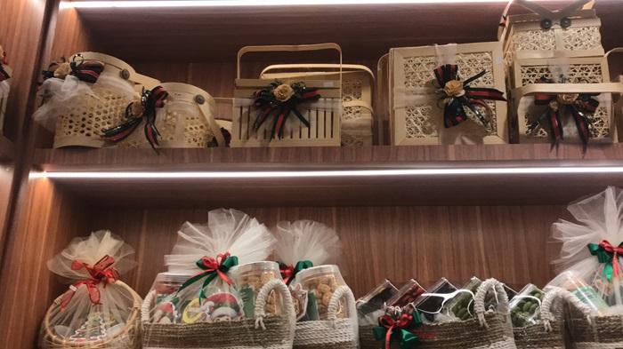 Penjualan Hampers Natal di Padang Turun Imbas Bencana Sumbar