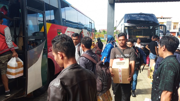 penumpang-ramai-ramai-menggunakan-bus-untuk-mudik-lebaran-karena-harga-tiket-pesawat-mahal.jpg