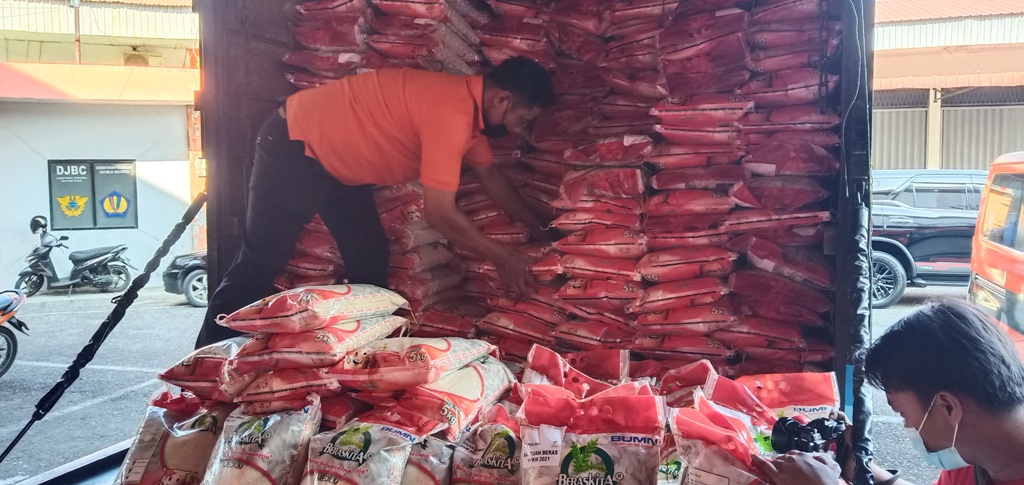 penyaluran-bantuan-beras-10-kg-di-kantor-pos-kota-padang-selasa-2772021-rima-kurniati.jpg