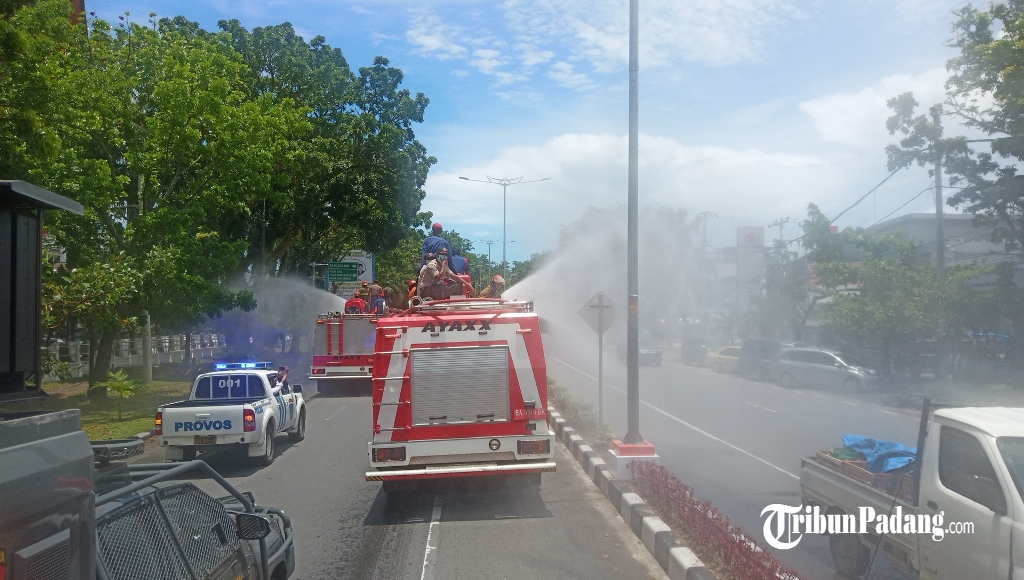 Water Cannon dan Mobil Damkar Keliling Padang Semprotkan Cairan Disinfektan, Cegah Penyebaran Corona