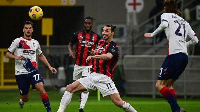 penyerang-swedia-ac-milan-zlatan-ibrahimovic-tengah-dan-gelandang-serbia-crotone-milos-vulic.jpg