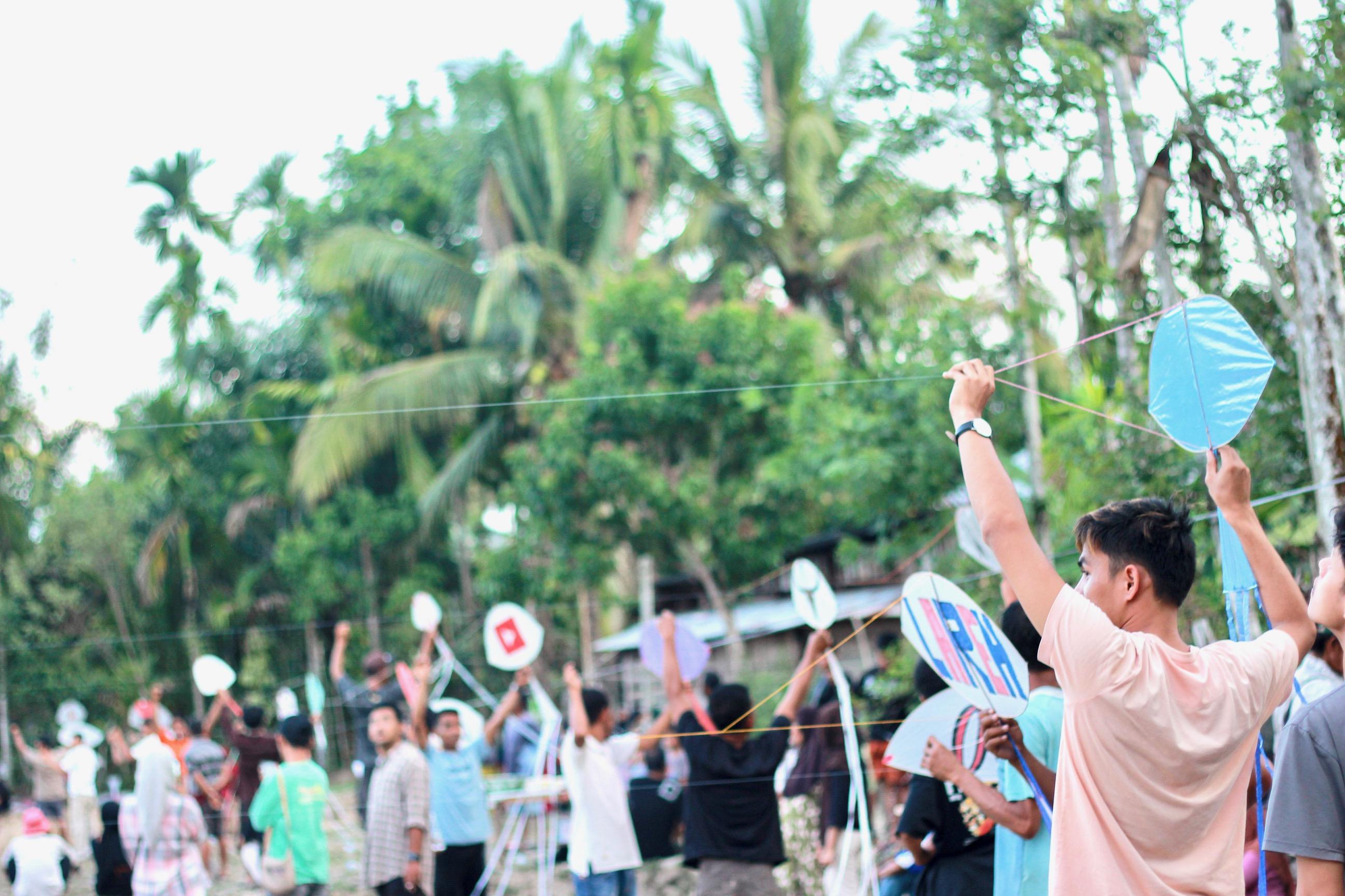 FOTO Permainan Tradisional Layang-Layang yang Menghiasi Langit Sijunjung