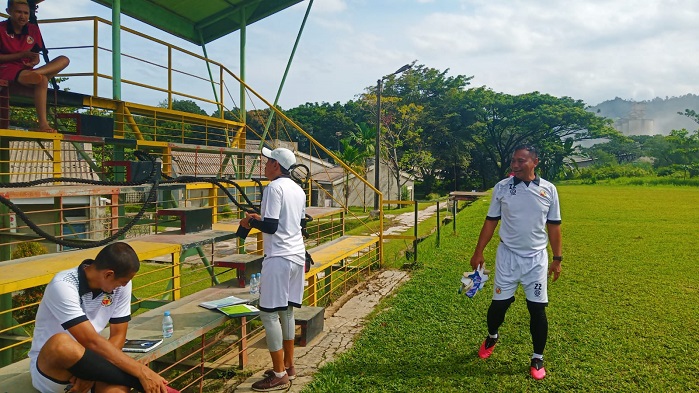 persiapan-latihan-semen-padang-fc-di-lapangan-mess-indarung.jpg