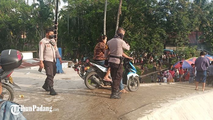 personel-polsek-koto-tangah-saat-membubarkan-warga-yang-mandi-balimau.jpg