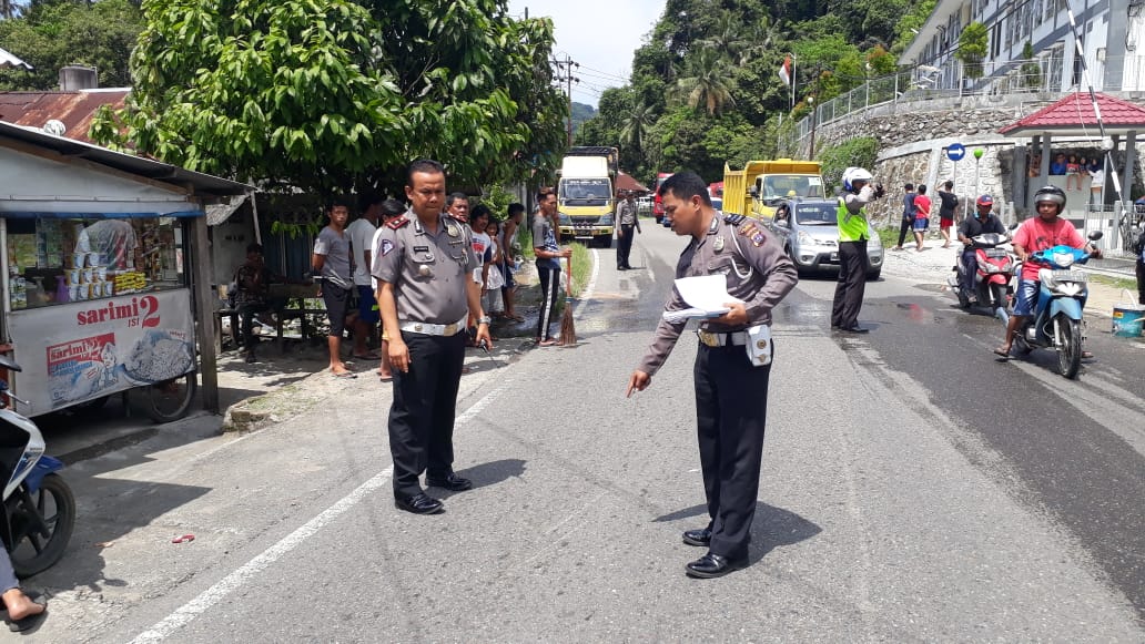 personel-satlantas-polresta-padang-melakukan-olah-tkp-kecelakaan-di-jalan-padang.jpg