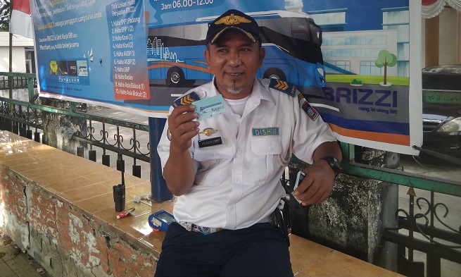 petugas-dinas-perhubungan-kota-padang-memegang-kartu.jpg