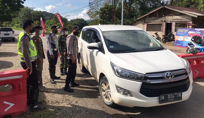 petugas-gabungan-saat-memeriksa-kendaraan-yang-melintasi-pos-penyekatan.jpg