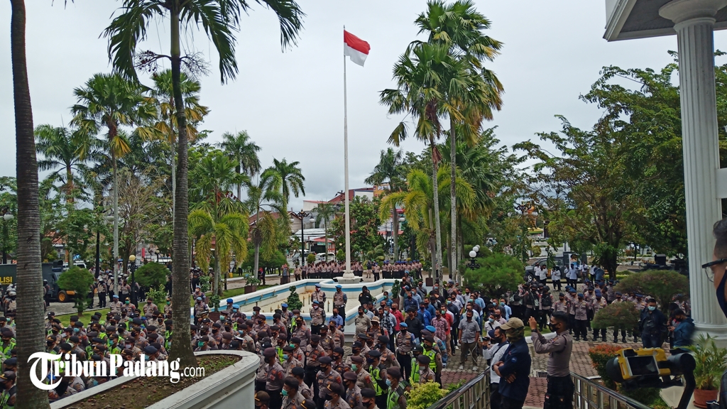 Ada Demo UU Cipta Kerja di Gedung DPRD Sumatera Barat Siang Ini, Polda Sumbar Turunkan 950 Petugas