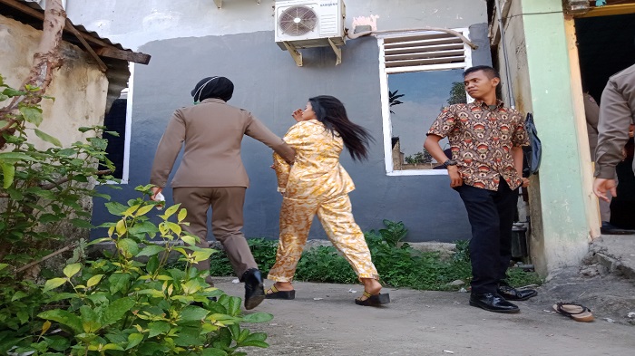 petugas-satpol-pp-amankan-12-wanita-dan-7-pria-disejumlah-kos-kosan-di-kota-padang-kamis.jpg