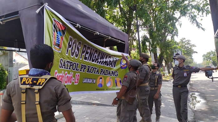 petugas-satpol-pp-padang-mendirikan-posko-pengawasan-pola-hidup-baru.jpg