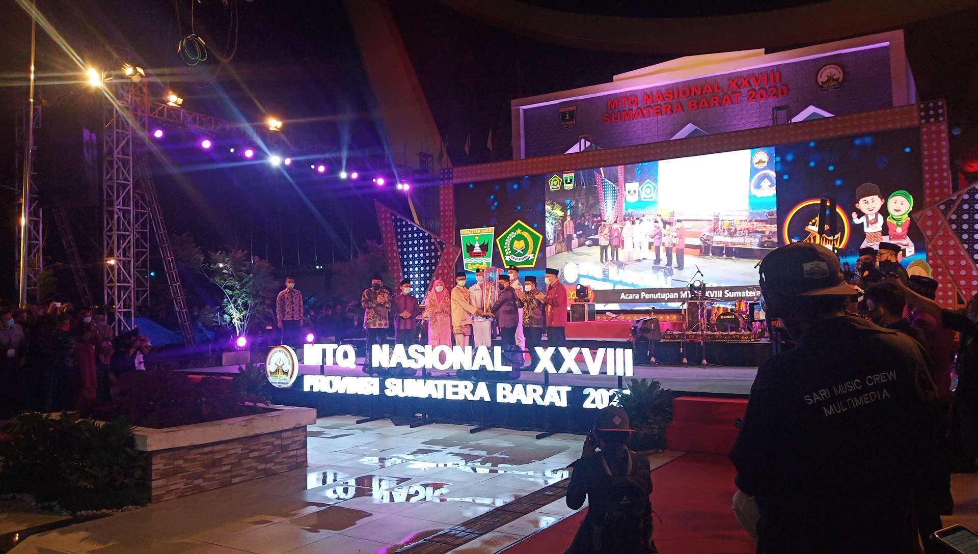 piala-tetap-presiden-diberikan-kepada-kafilah-sumbar-sebagai-juara-umum.jpg