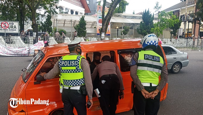 Polisi Jaga Ketat Gedung DPRD Sumbar, Mobil yang Lewat Diperiksa, Ada Remaja yang Diamankan