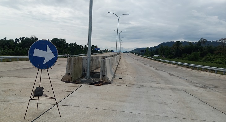 plang-penunjuk-arah-di-jalan-tol-trans-sumatera-ruas-padang-pekanbaru.jpg