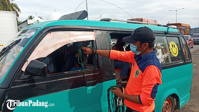plt-kabid-kedaruratan-dan-ligistik-bpbd-kota-padang-sutan-hendra-saat.jpg