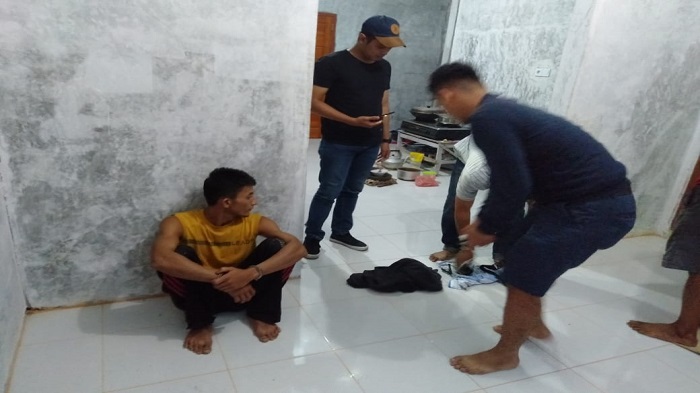 polisi-saat-mengamankan-pelaku-dan-barang-bukti.jpg