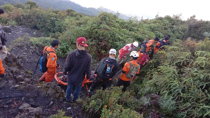 proses-evakuasi-pendaki-yang-terjatuh-di-gunung-marapi-sumatera-barat-sabtu-492021.jpg