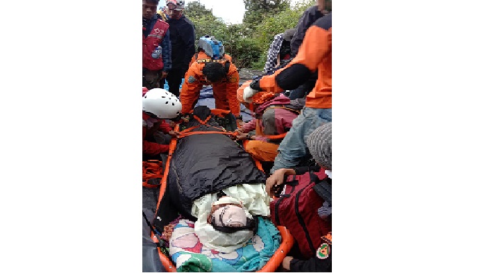 proses-evakuasi-pendaki-yang-terjatuh-di-gunung-marapi-sumatera-barat.jpg