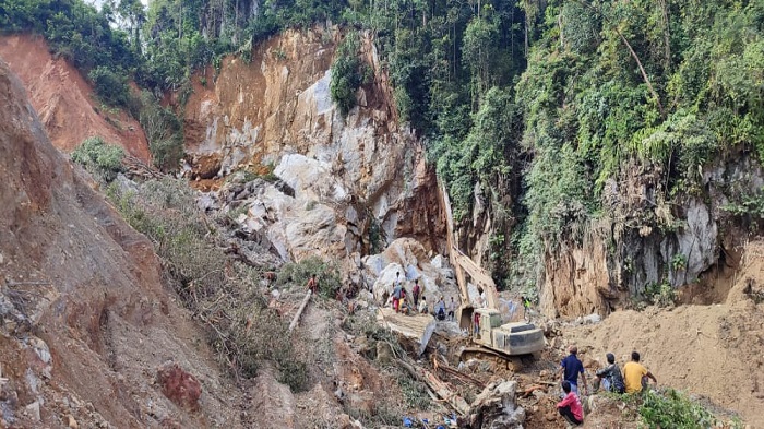proses-pencarian-di-kawasan-tambang-emas-ilegal-di-kabupaten-solok-selatan-sumatera-barat.jpg