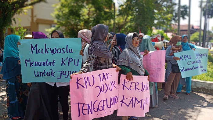 Demo di KPU Sumbar, Puluhan Emak-emak Dijaga Ketat 127 Personel Kepolisian