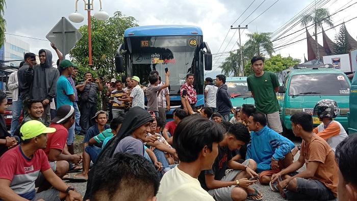 Tuntutan Demo Sopir Angkot: Minta Trans Padang Tidak Masuk Pasar hingga Samakan Harga Sewa
