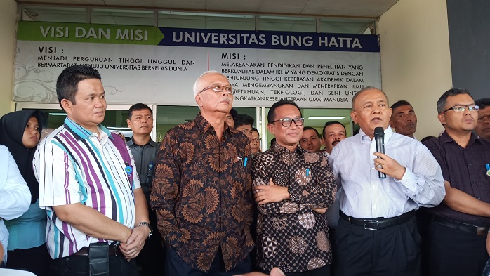 rektor-universitas-bung-hatta-padang.jpg