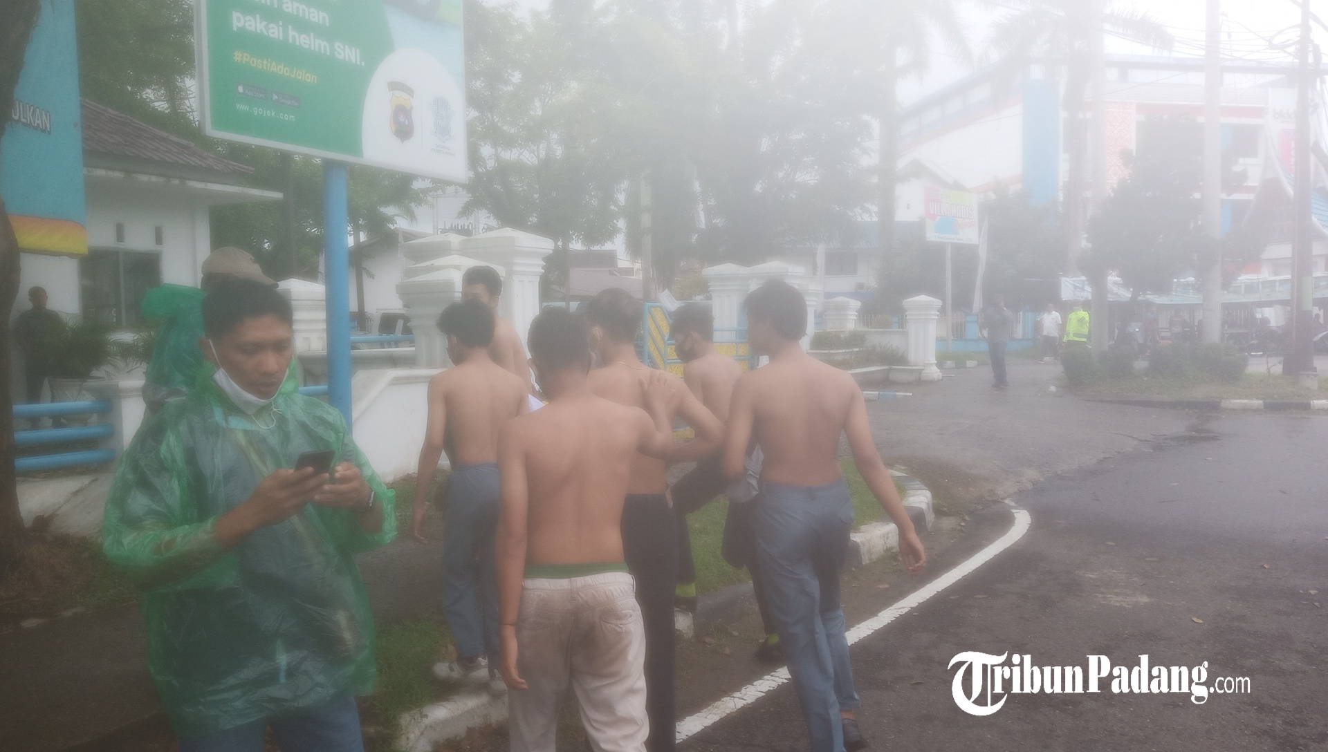 Polisi Amankan 6 Remaja Berseragam Putih Abu-abu Saat Aksi Demo UU Cipta Kerja di DPRD Sumbar