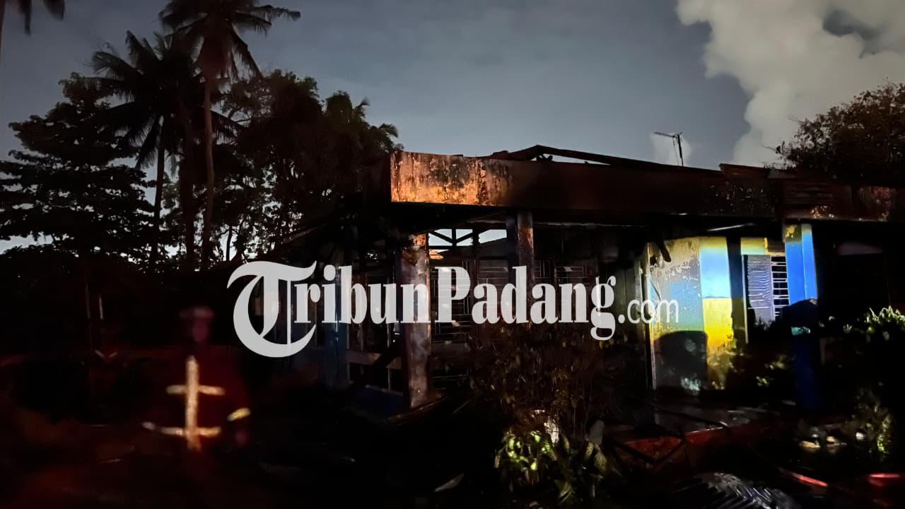 rumah-hangus-terbakar-di-kampung-pinang-jati-padang-1212026.jpg