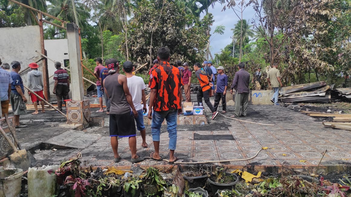 Api Hanguskan 1 Rumah dan 3 Sepeda Motor di Kampung Dalam Lubuk Betung Pesisir Selatan