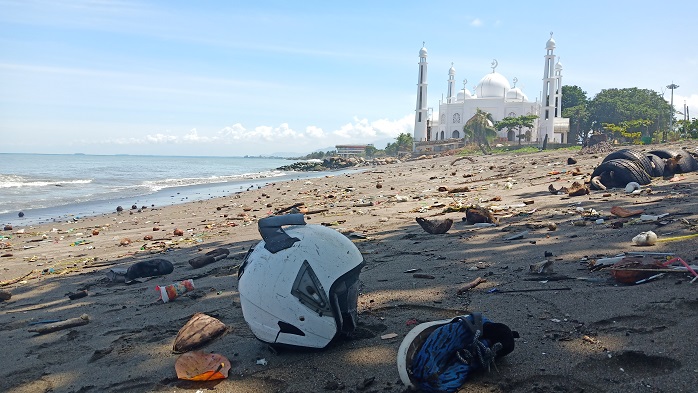 sampah-berserakan-di-sepanjang-pantai-padang-kamis-2982019-siang.jpg