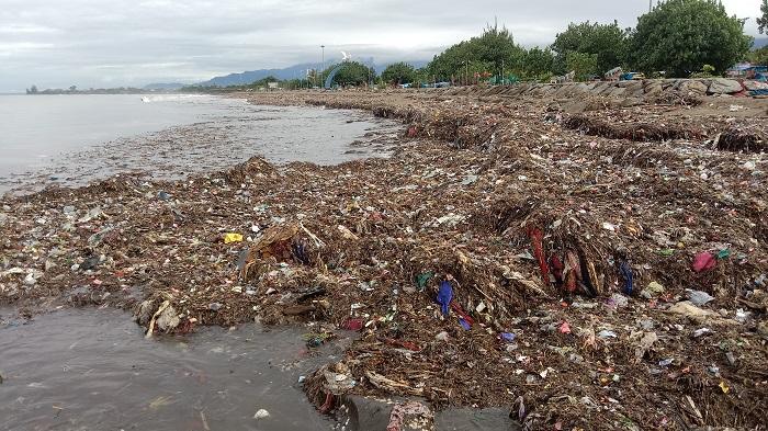 sampah-di-pantai-padang.jpg