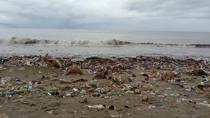 sampah-menggunung-lagi-di-pantai-padang.jpg