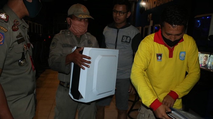 Tim Satpol PP Padang Datangi Warnet, Pergoki Sejumlah Remaja Asyik Main Game