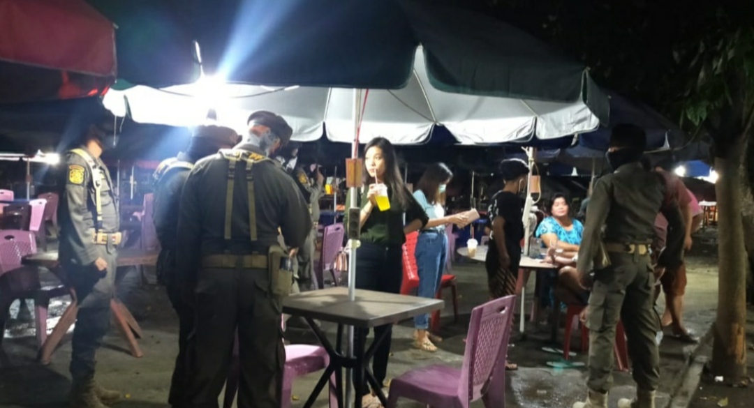 Satpol PP Kota Padang Bubarkan Kerumunan saat PSBB dan Lakukan Pengawasan