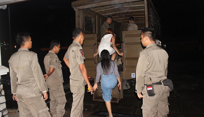 satpol-pp-padang-mengamankan-14-orang-remaja.jpg
