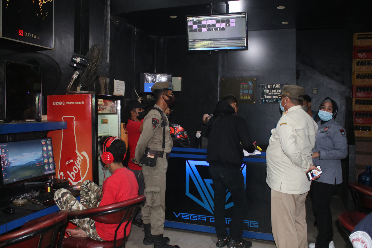 satpol-pp-padang-merazia-warnet-dan-tempat-play-station.jpg