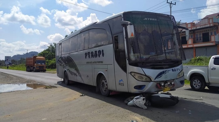 satu-unit-bus-menabrak-sepeda-motor-di-dharmasraya.jpg