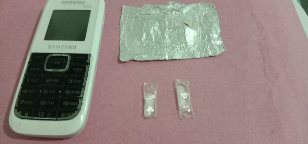 satu-unit-hp-dan-dua-paket-kecil-diduga-narkoba-milik-pelalu-indra-peri.jpg