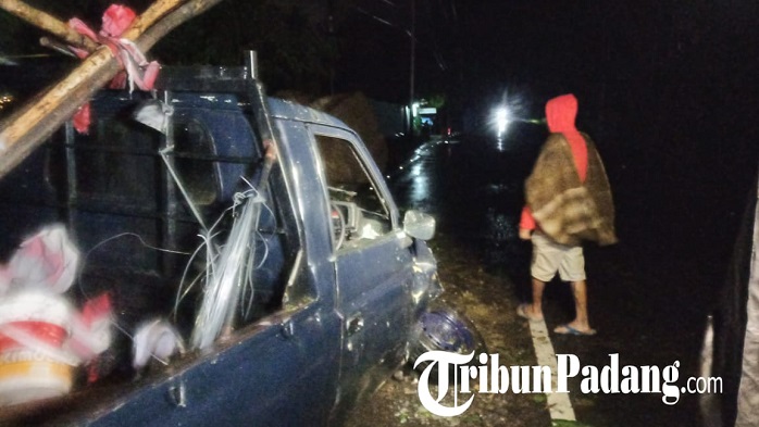 satu-unit-mobil-pikap-tertimpa-batu-besar-di-jalan-padang-painan-selasa-24122019-malam.jpg