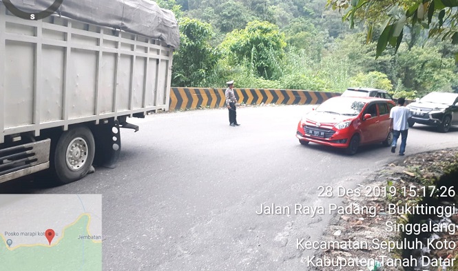 sebuah-truk-rusak-di-pendakian-silaiang-kariang-jalur-padang-bukittinggi.jpg