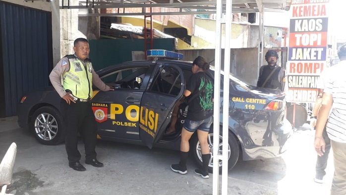sejumlah-anak-punk-naik-mobil-sedan-polisi-setelah-diamankan-di-pasar-raya-padang.jpg