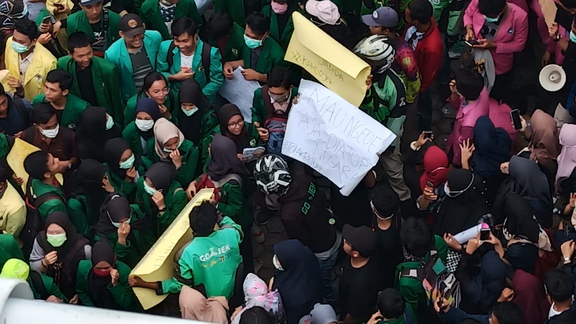 sejumlah-driver-ojol-memasuki-barisan-demonstran-di-dprd-sumbar.jpg