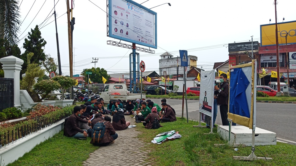 sejumlah-mahasiswa-mengatasnamakan-sumbar-mengawal.jpg