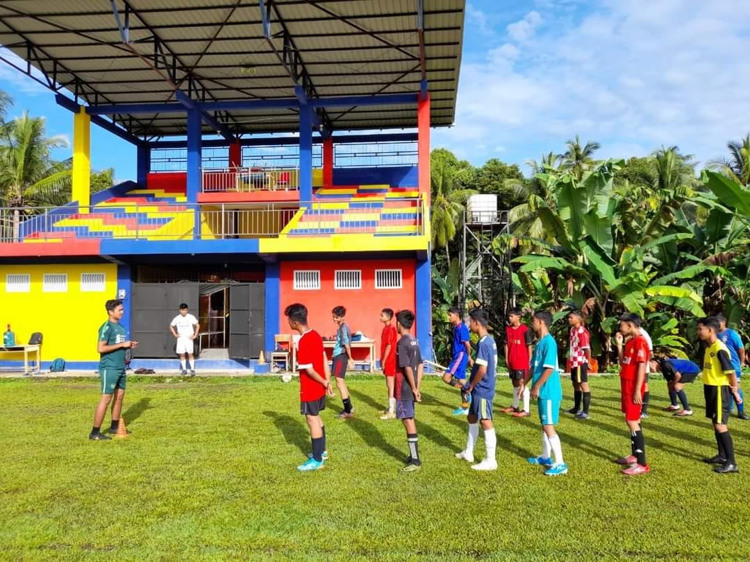 sejumlah-pesepakbola-usia-dini-sedang-mendengarkan-instruksi-pelatih.jpg