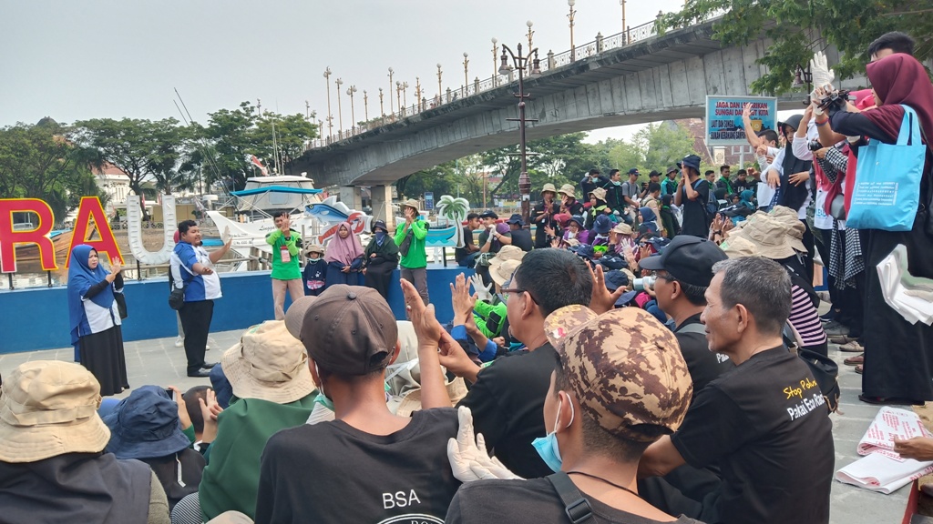 sejumlah-relawan-menampilkan-senam-abjad-bahasa-isyarat-indonesia-bisindo-di-batang-arau-padang.jpg