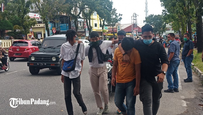 sejumlah-remaja-yang-lewat-di-sekitar-gedung-dprd-sumbar.jpg