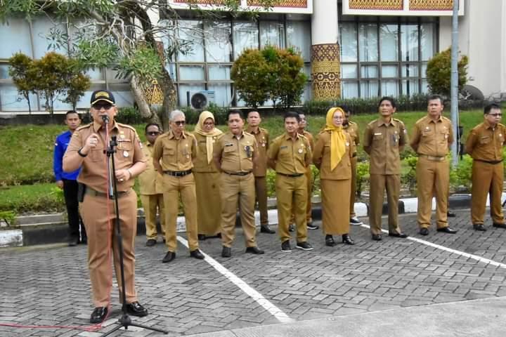 Apel Awal Tahun 2023, Sekda Padang Ingatkan ASN Bersikap Sopan dan Murah Senyum Saat Bertugas