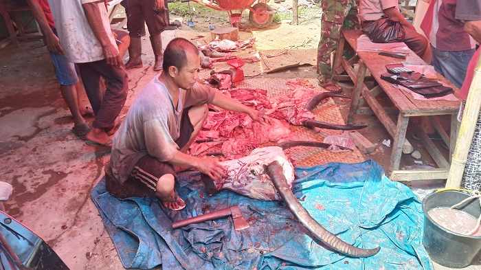 Pedagang Pasar Simpang Guo Jual Daging Sapi yang Disembelih Langsung Disaksikan Pembeli