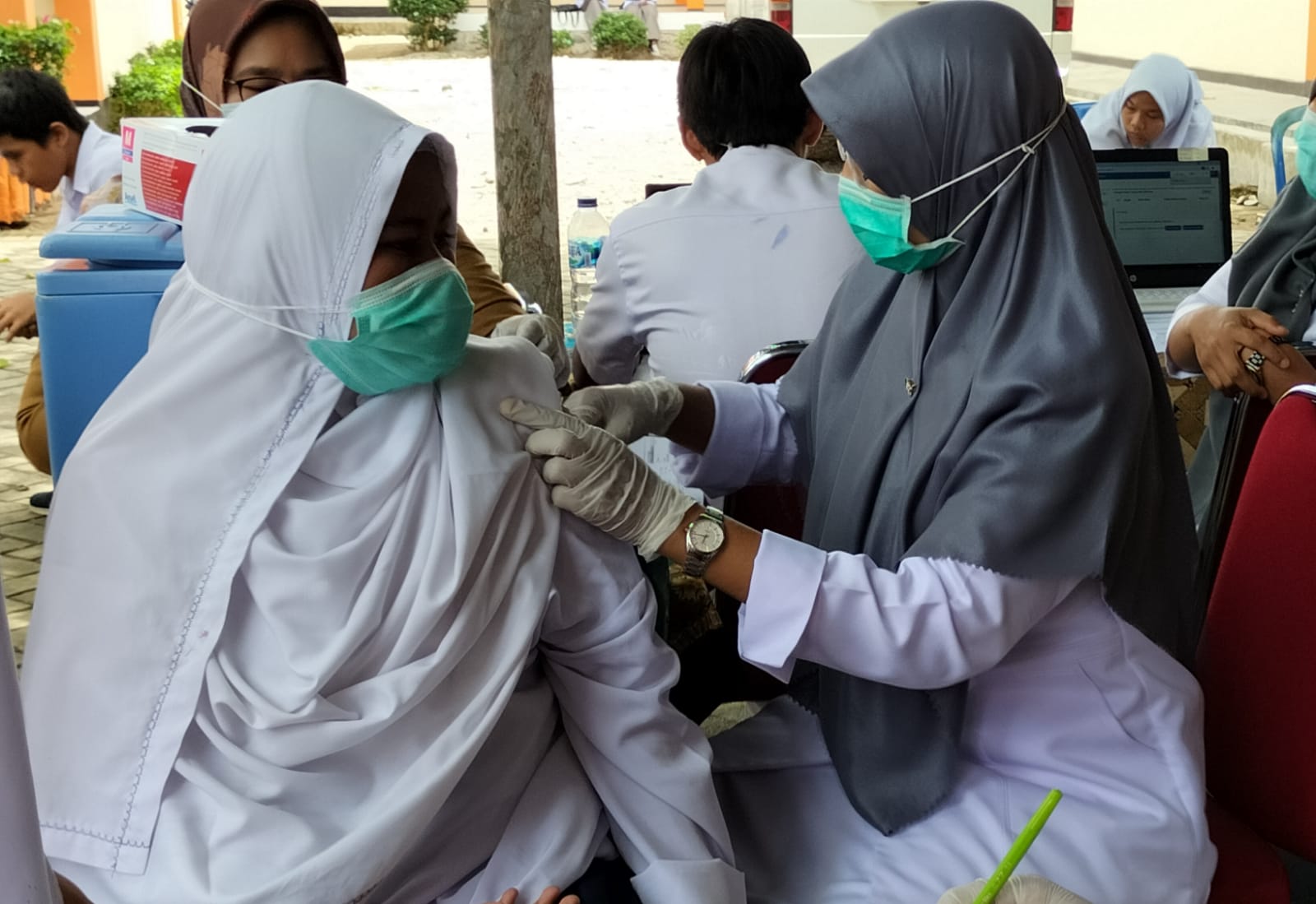 seorang-pelajar-menerima-vaksinasi-dari-petugas-vaksinator.jpg