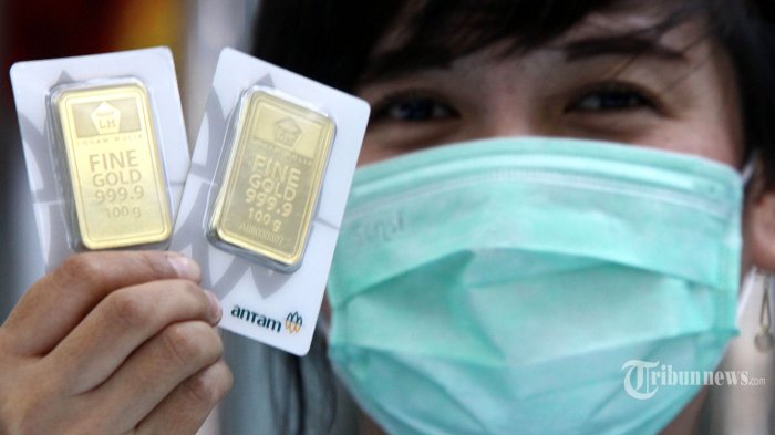 seorang-pelayan-memperlihatkan-emas.jpg